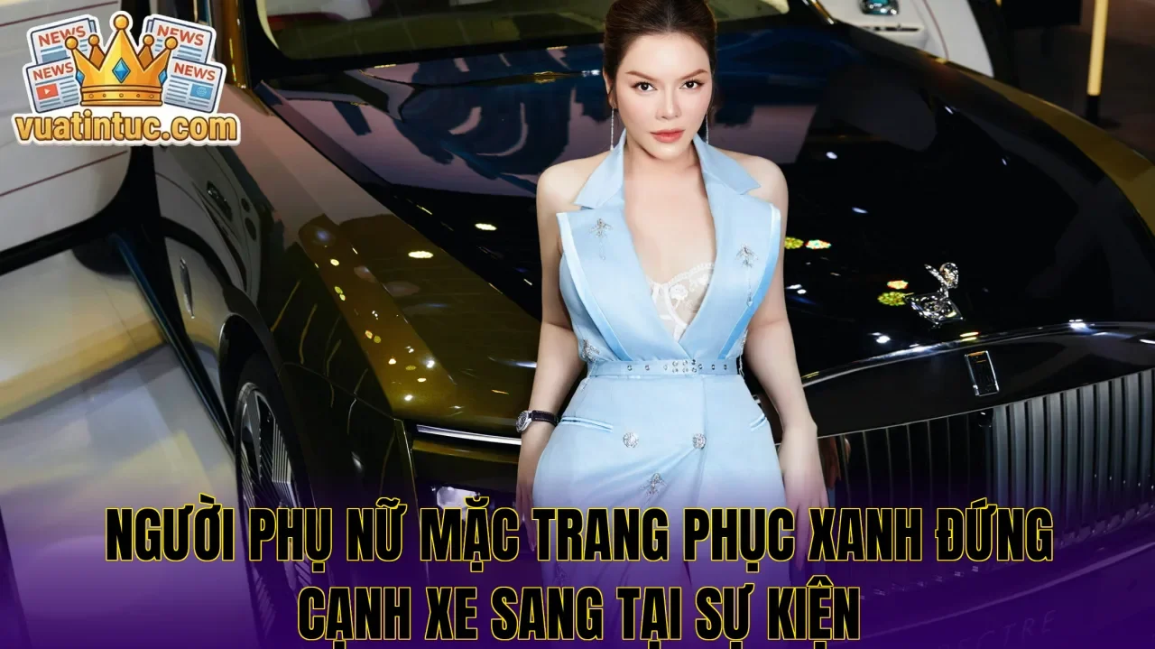 Người phụ nữ mặc trang phục xanh đứng cạnh xe sang tại sự kiện
